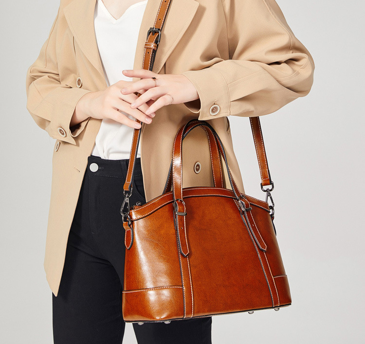 882 Oil Waxed Handbag Light Brown